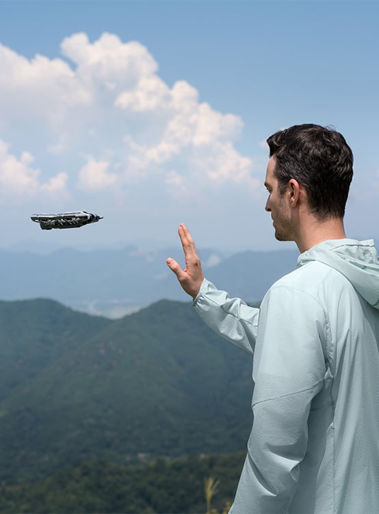 Mężczyzna sterujący dronem za pomocą gestów